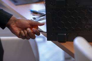 Une main en action lors d'un audit d'un parc informatique